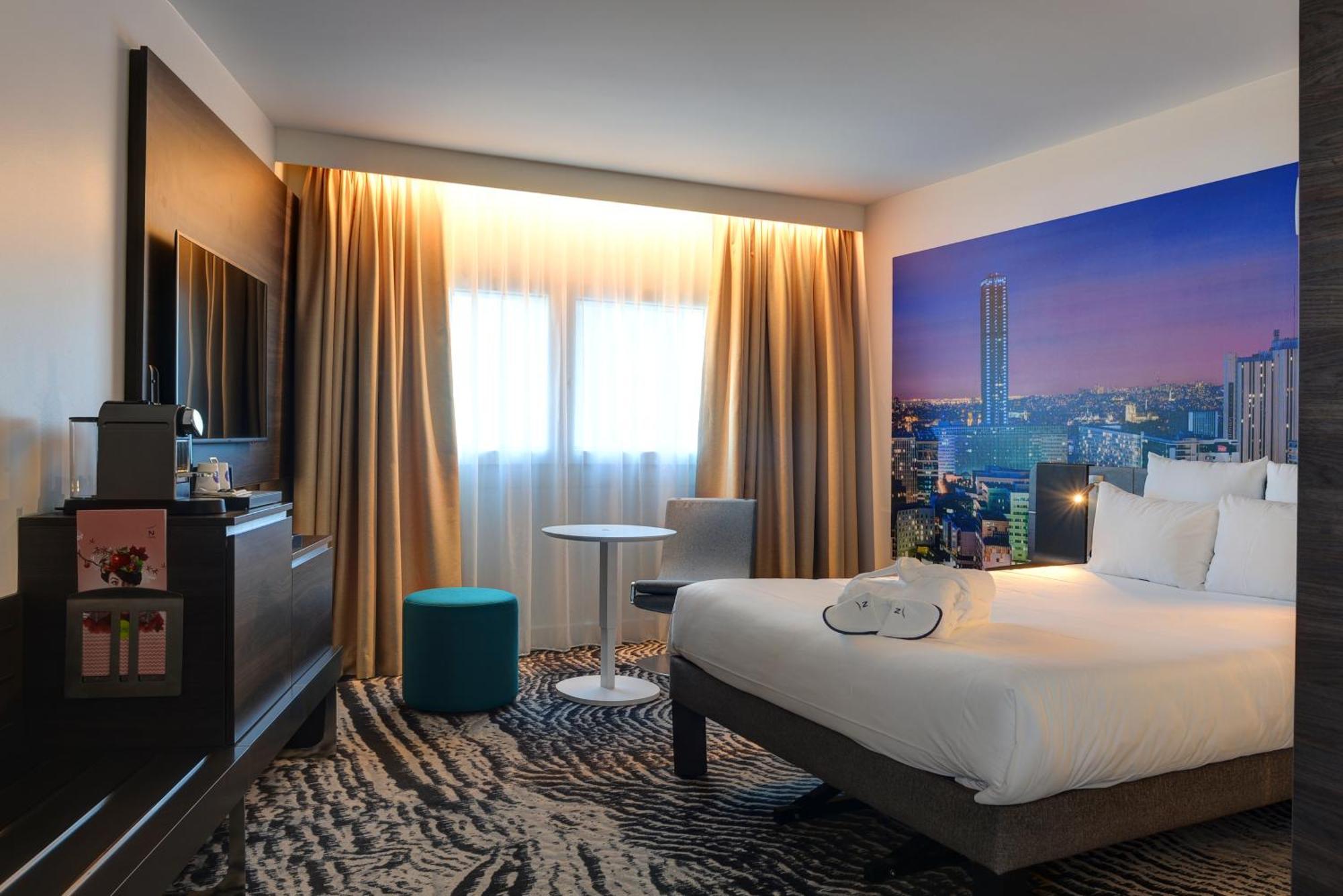 Executive Kamer met Queensize Bed en 2-zitsbank - Uitzicht op Parijs